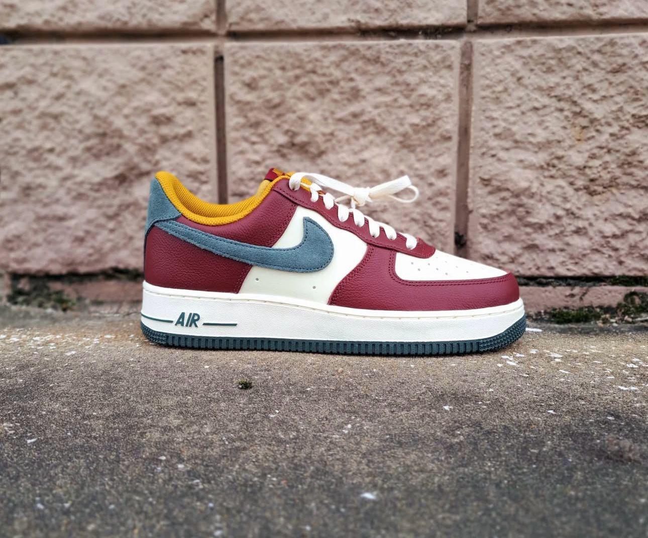 Heritage-Inspired Low-Top Sneakers – Coconut Milk & Vintage Green